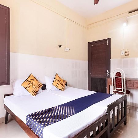 Spot On 60665 Royal Tourist Home Valāncheri Exterior photo