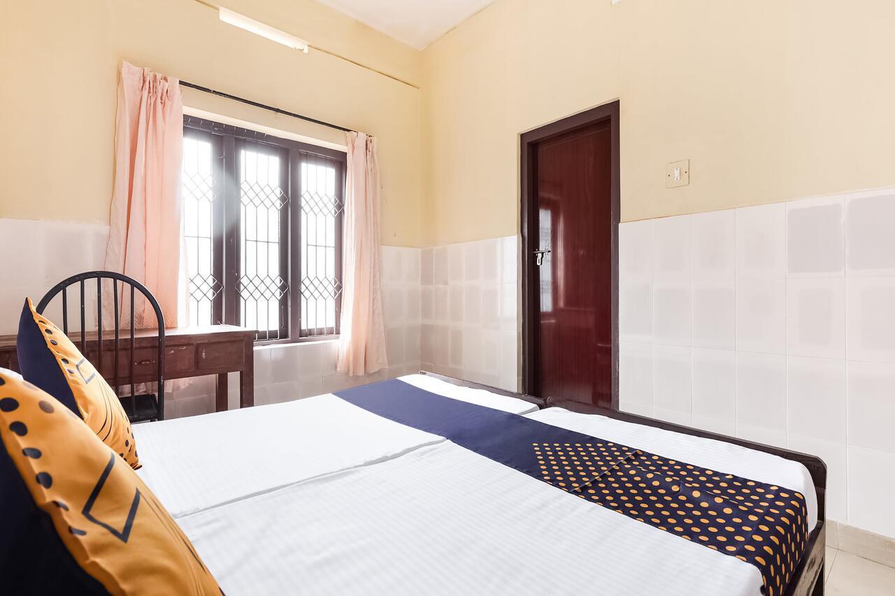 Spot On 60665 Royal Tourist Home Valāncheri Exterior photo