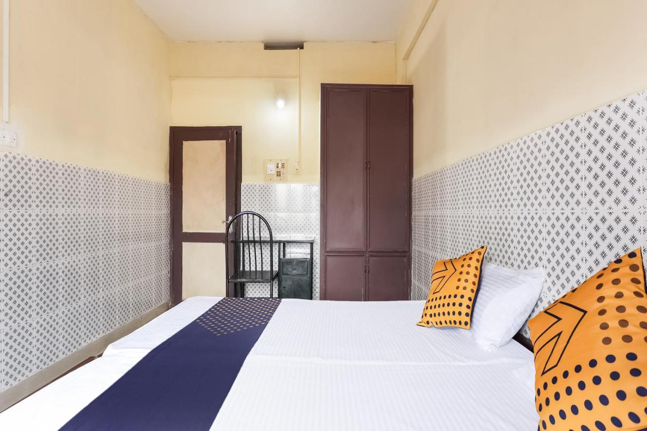 Spot On 60665 Royal Tourist Home Valāncheri Exterior photo