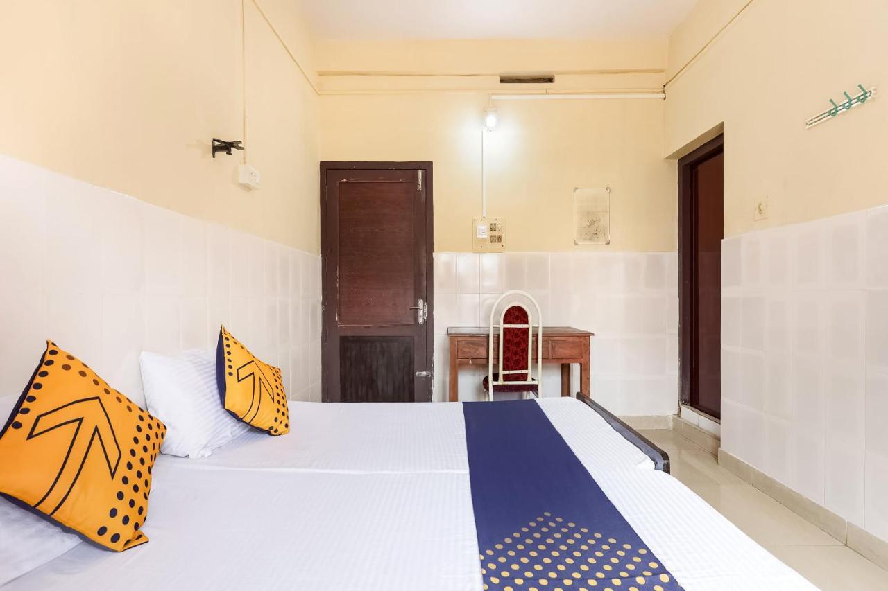 Spot On 60665 Royal Tourist Home Valāncheri Exterior photo