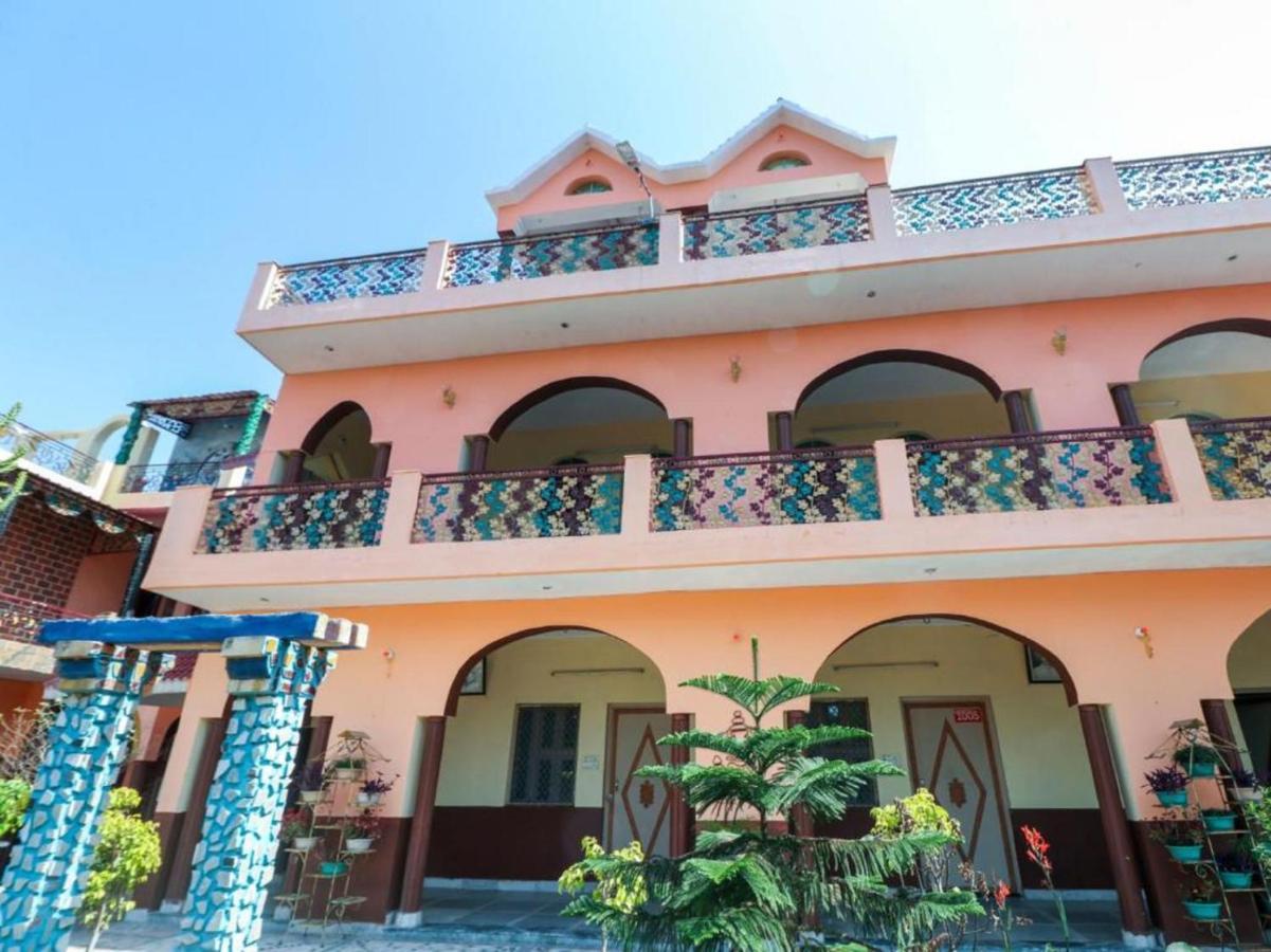 Spot On 60665 Royal Tourist Home Valāncheri Exterior photo
