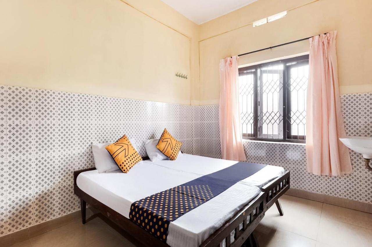 Spot On 60665 Royal Tourist Home Valāncheri Room photo